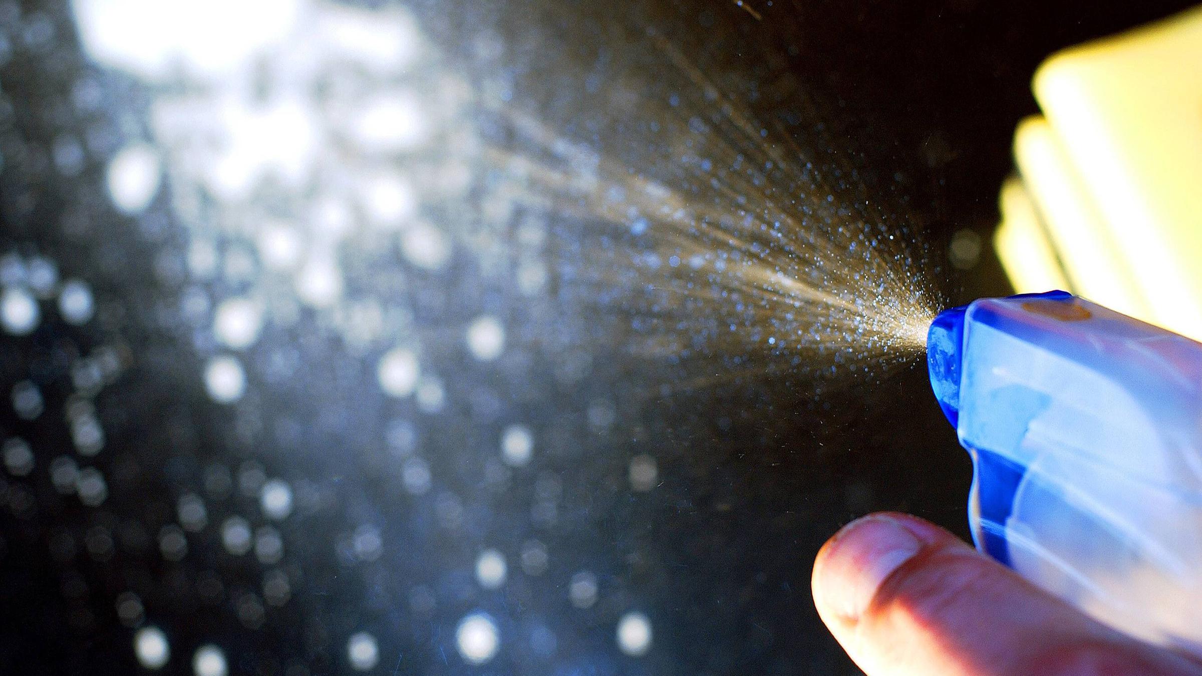 Glasreiniger wird versprüht