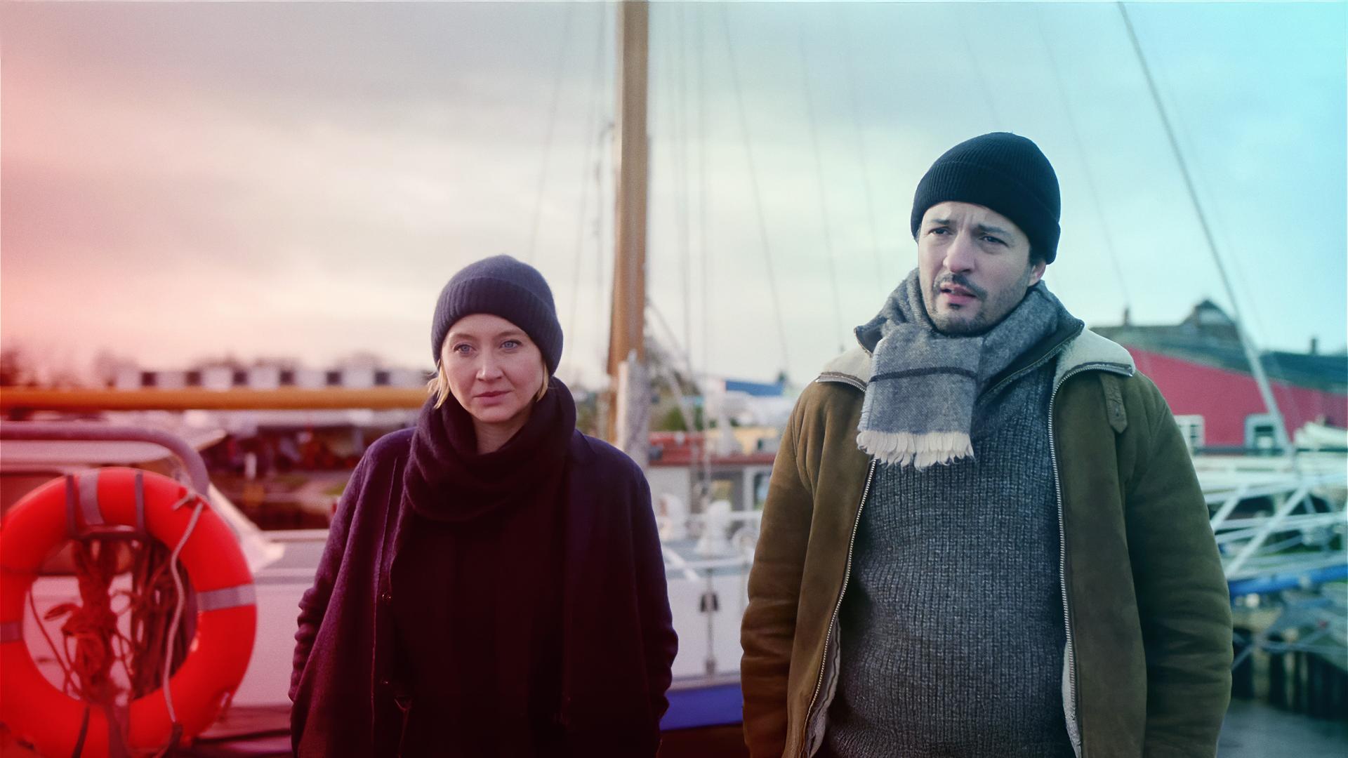 Nora Weiss (Anna Maria Mühe) und Ben Salawi (Camill Jammal) stehen zusammen am Hafen auf einem Boot.