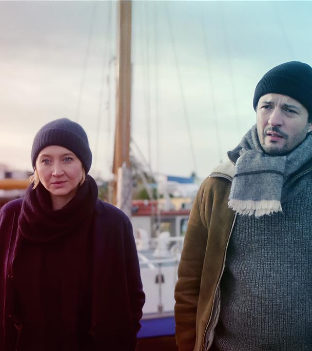 Nora Weiss (Anna Maria Mühe) und Ben Salawi (Camill Jammal) stehen zusammen am Hafen auf einem Boot.