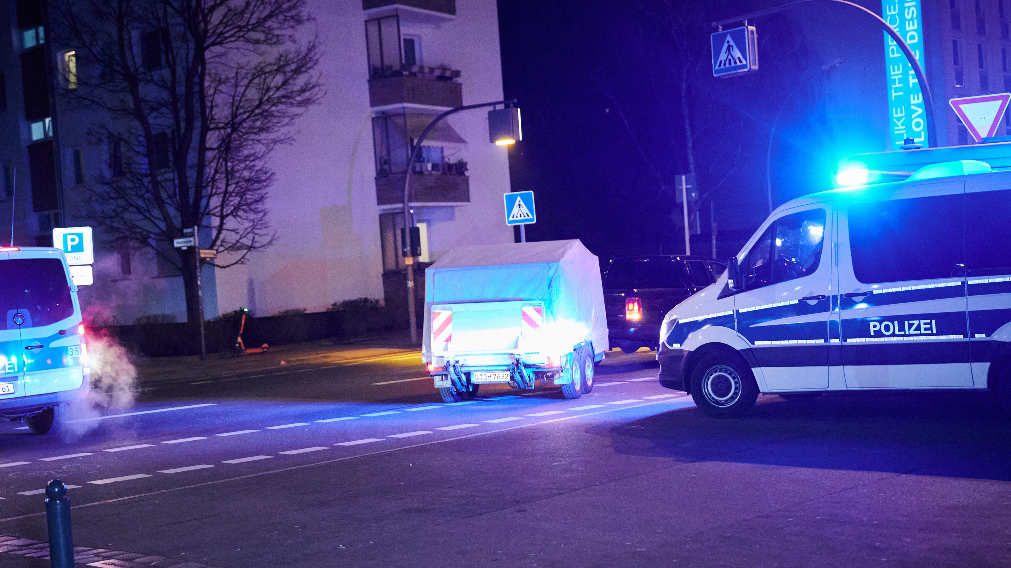 Berlin: Ein Auto mit dem Spezialanhänger, in welchem sich ein gefährlicher Gegenstand befindet, fährt in Polizeibegleitung aus der Sebastianstraße hinaus.