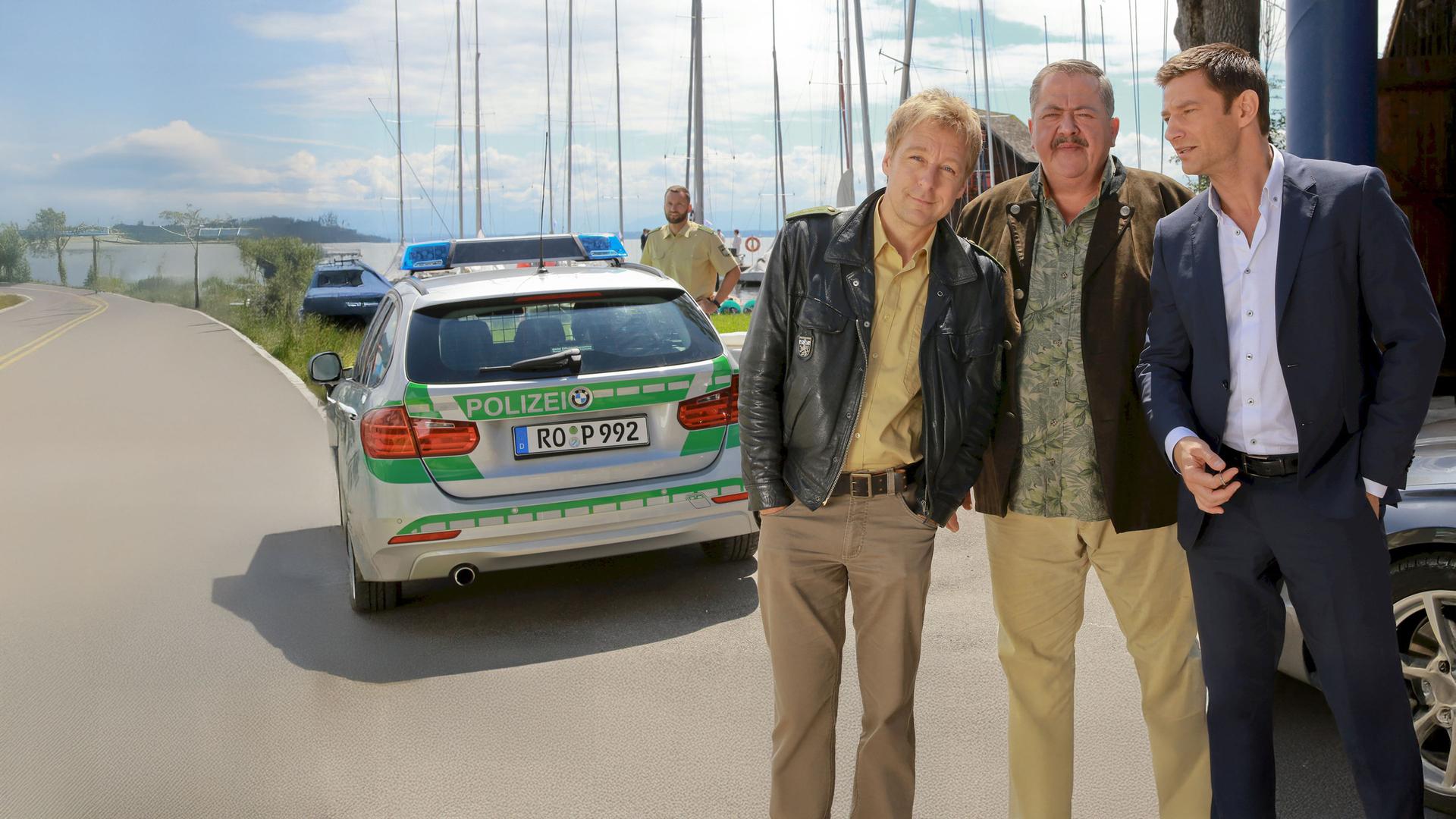 "Die Rosenheim-Cops - Gefährliches Wissen": Die Kommissare Hofer (Joseph Hannesschläger), Hansen (Igor Jeftić) und Polizist Mohr (Max Müller) bei Ermittlungen im Yachthafen.