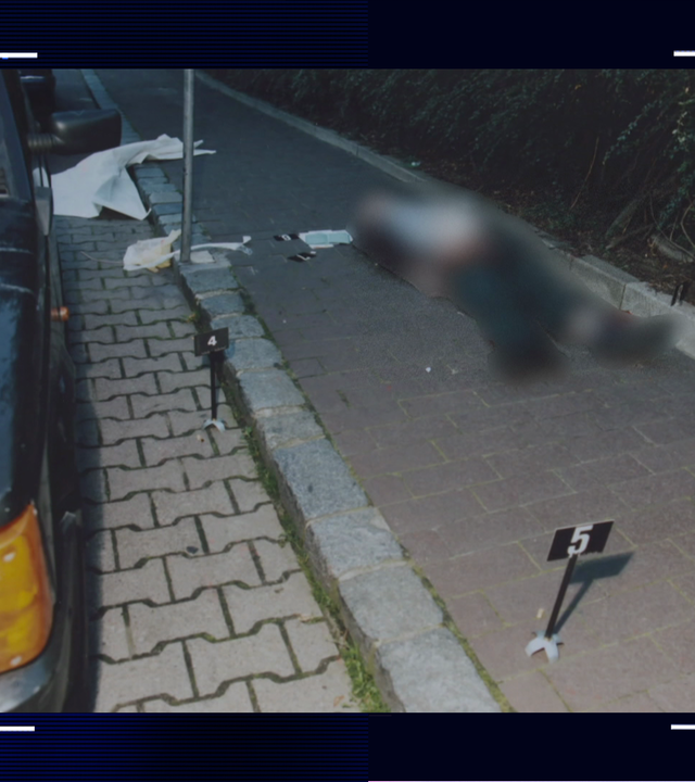 Tatortfoto: Leiche liegt auf Gehweg neben schwarzem PKW. Schilder der Spurensicherung, eines trägt in weißer Schrift auf schwarzem Untergrund die Ziffe 5. Links daneben: Lichtschematische Darstellung eines Fingerabdrucks.