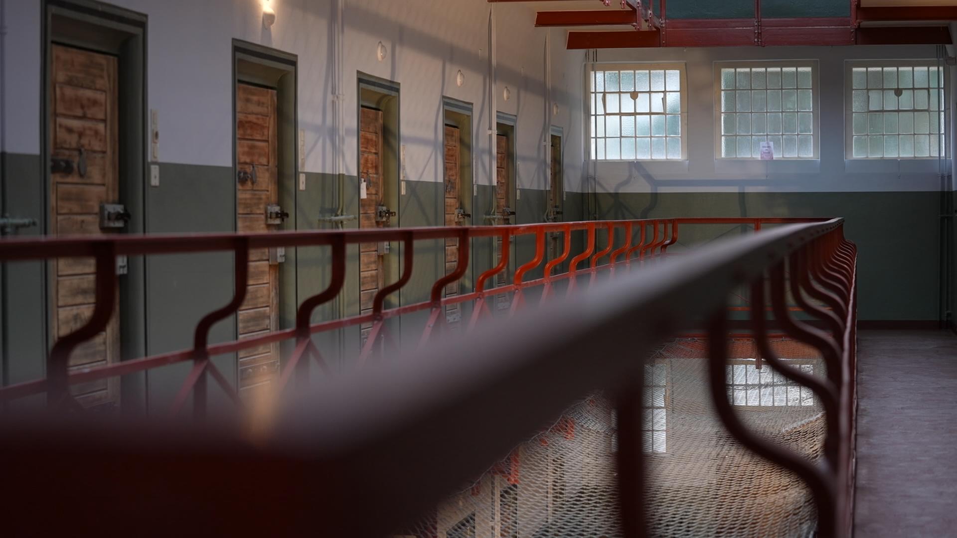 Gefängnis innen: Geländer, Zelltüren 