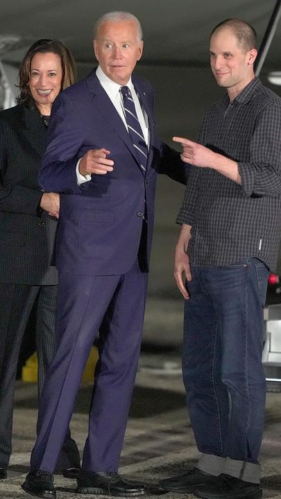 Joe Biden und Kamala Harris begrüßen Evan Gershkovich
