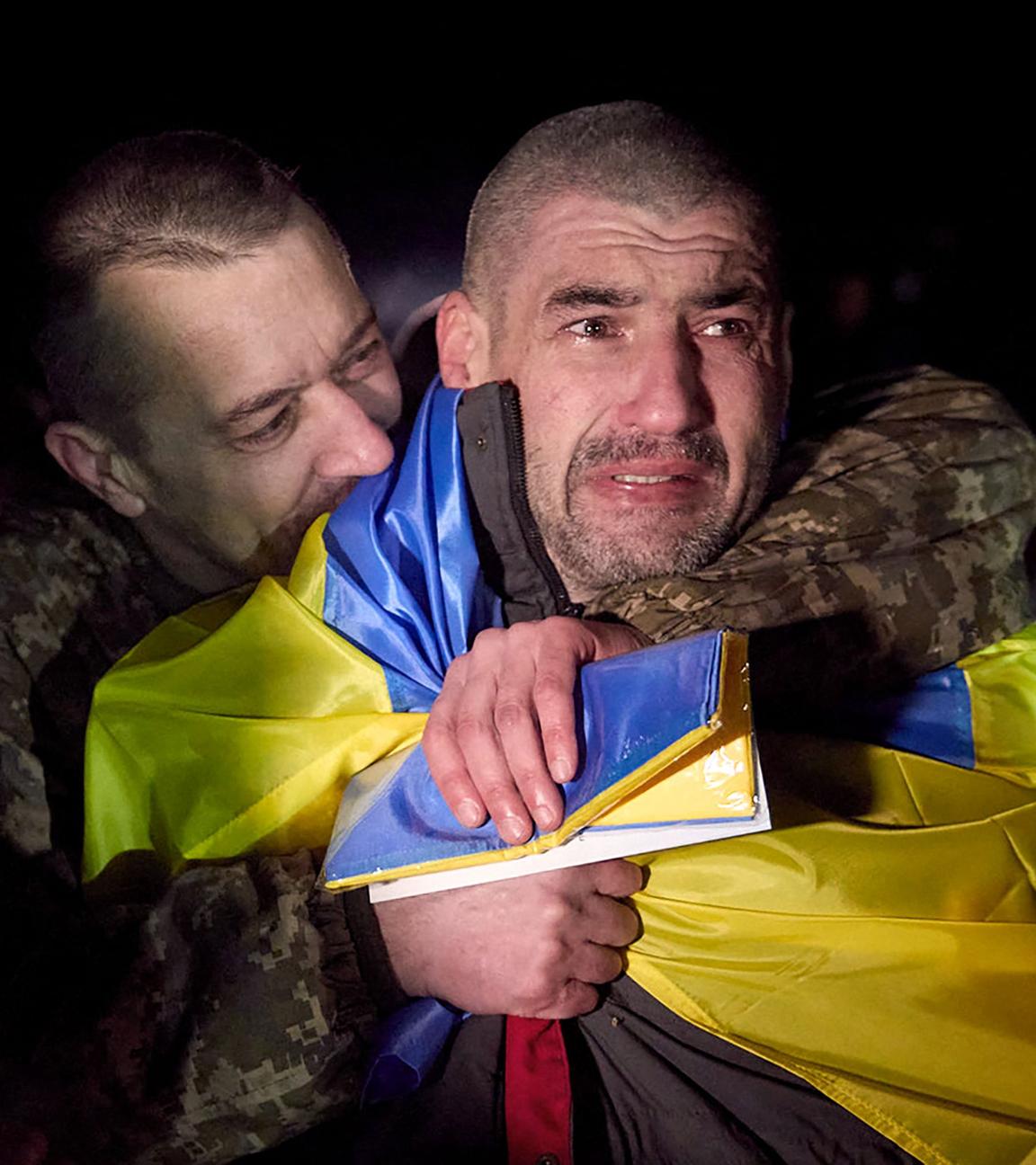 Ukrainische Kriegsgefangene nach einem Gefangenenaustausch in der Nähe von Sumy, Ukraine