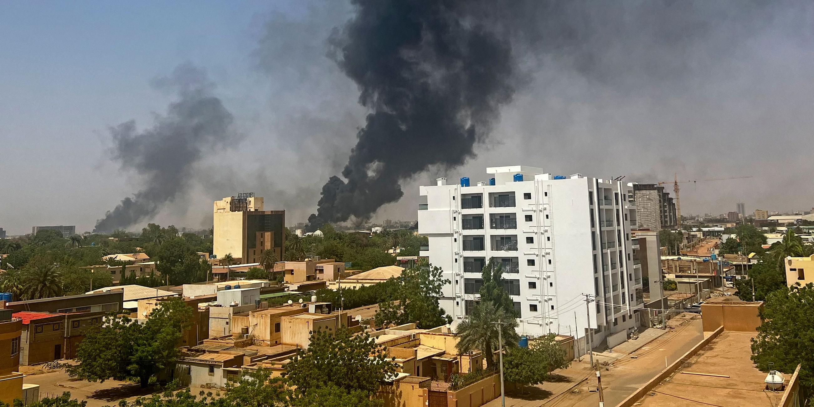 Rauchschwaden über Wohngebäuden in Khartum