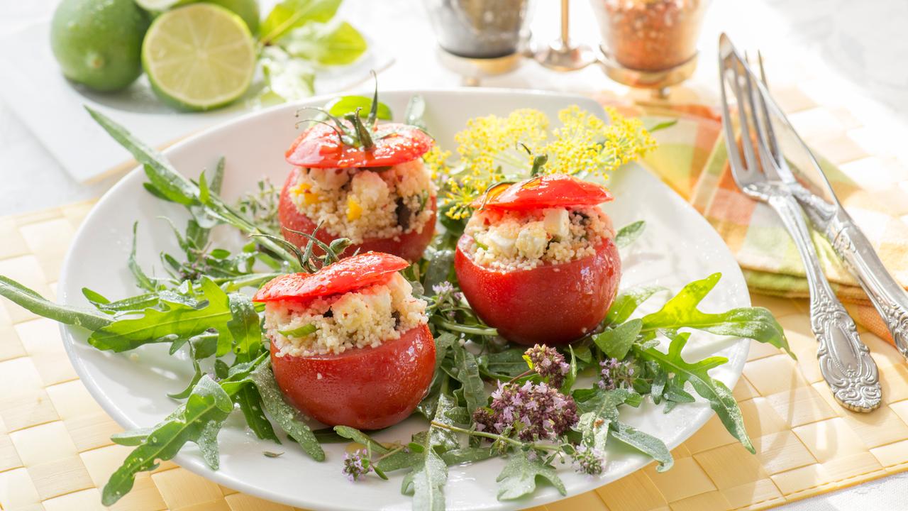 Gefüllte Tomaten mit Couscous, Oliven und Feta ZDFmediathek