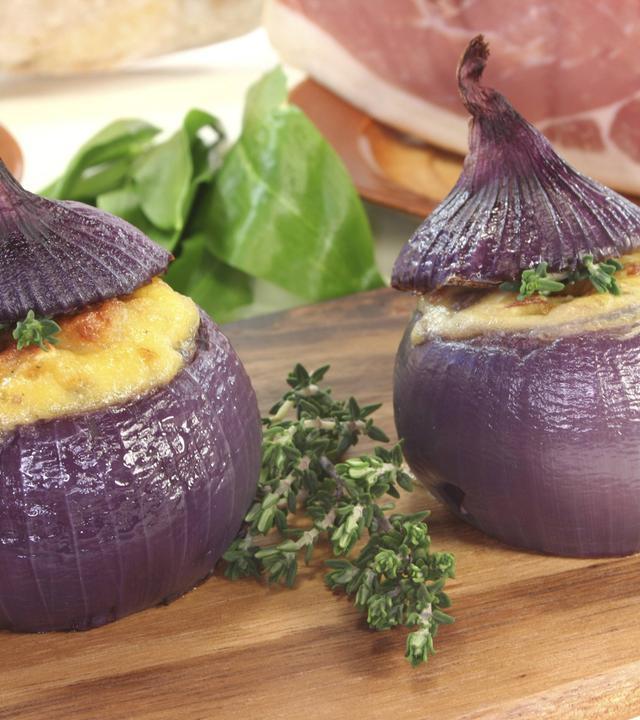 Zwiebeln mit mediterraner Gemüsefüllung und Ziegenkäse