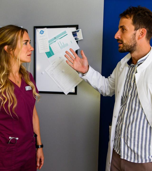 "Bettys Diagnose - Gefunden": Betty Weiss (Annina Hellenthal) und Dr. Frank Stern (Max Alberti) streiten sich während ihrer Arbeit.