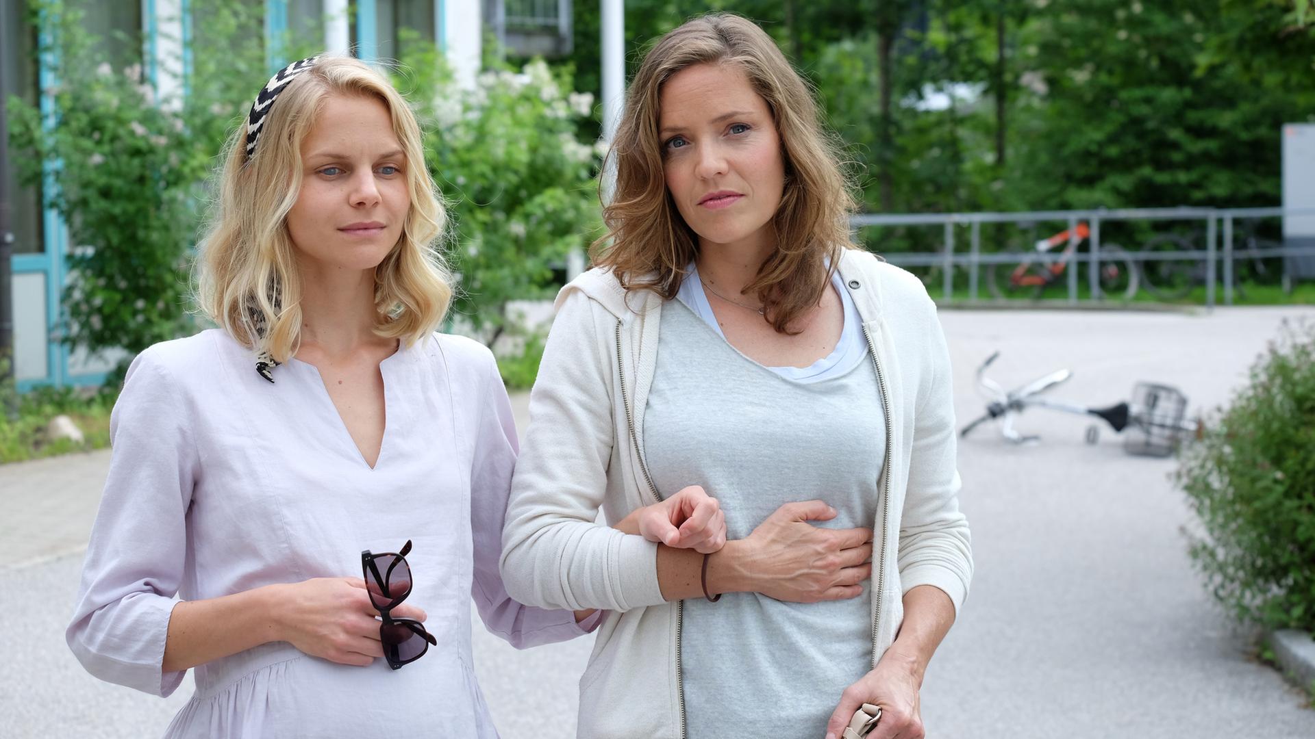 "Lena Lorenz - Gegen alle Zweifel": Lena Lorenz (Patricia Aulitzky) geht mit der sehbehinderten und hochschwangeren Annette Bering (Sinja Dieks) die Krankenhausauffahrt entlang.