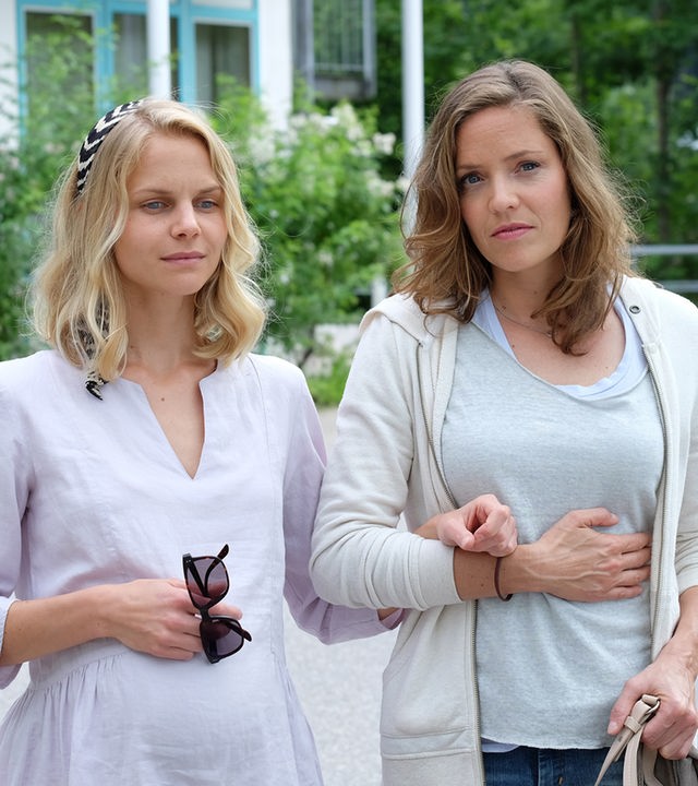 "Lena Lorenz - Gegen alle Zweifel": Lena Lorenz (Patricia Aulitzky) geht mit der sehbehinderten und hochschwangeren Annette Bering (Sinja Dieks) die Krankenhausauffahrt entlang.