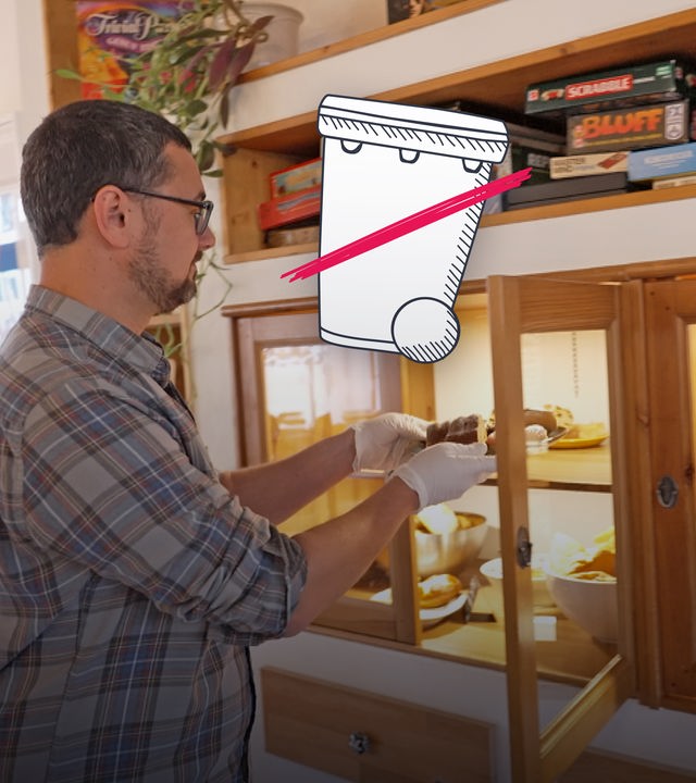 Eine Collage zeigt zwei Fotos nebeneinander, die durch eine weiße Linie voneinander getrennt sind. Links sieht man belegte Brötchen und rechts einen Mann, der einen Schrank mit Backwaren befüllt. Links sieht man außerdem eine Mülltonne, die durchgestrichen ist.