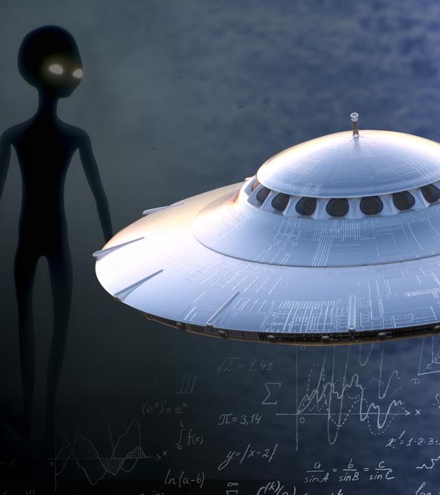 Bildcollage: Eine fliegende Untertasse schwebt über einem Feld. Neben der Untertasse steht die schmale, hochgewachsene Silhouette eines Alien. Im unteren Bildbereich liegt eine komplizierte mathematische Formel.