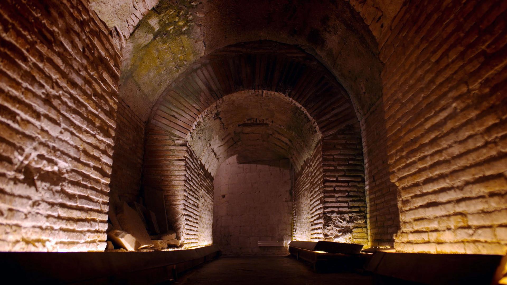 Unterirdisches Wasserbecken in den Tuffsteinhöhlen Neapels.