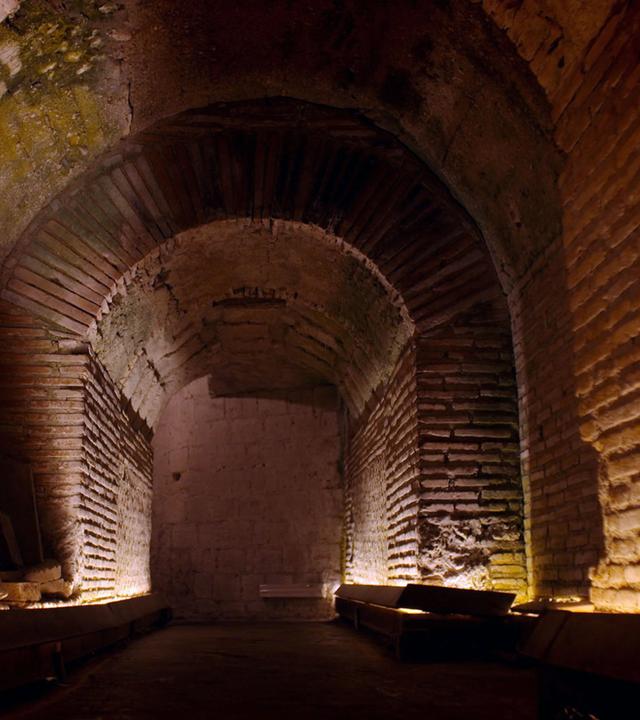 Unterirdisches Wasserbecken in den Tuffsteinhöhlen Neapels.