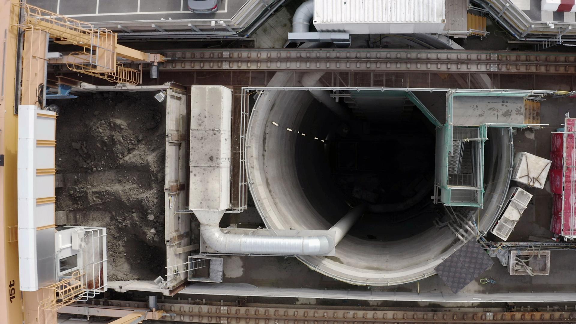 "Geheime Welten - Reise in die Tiefe: Ein Netz aus Tunneln": Luftaufnahme eine großen Schachteinganges zum Londoner Abwassersystem.