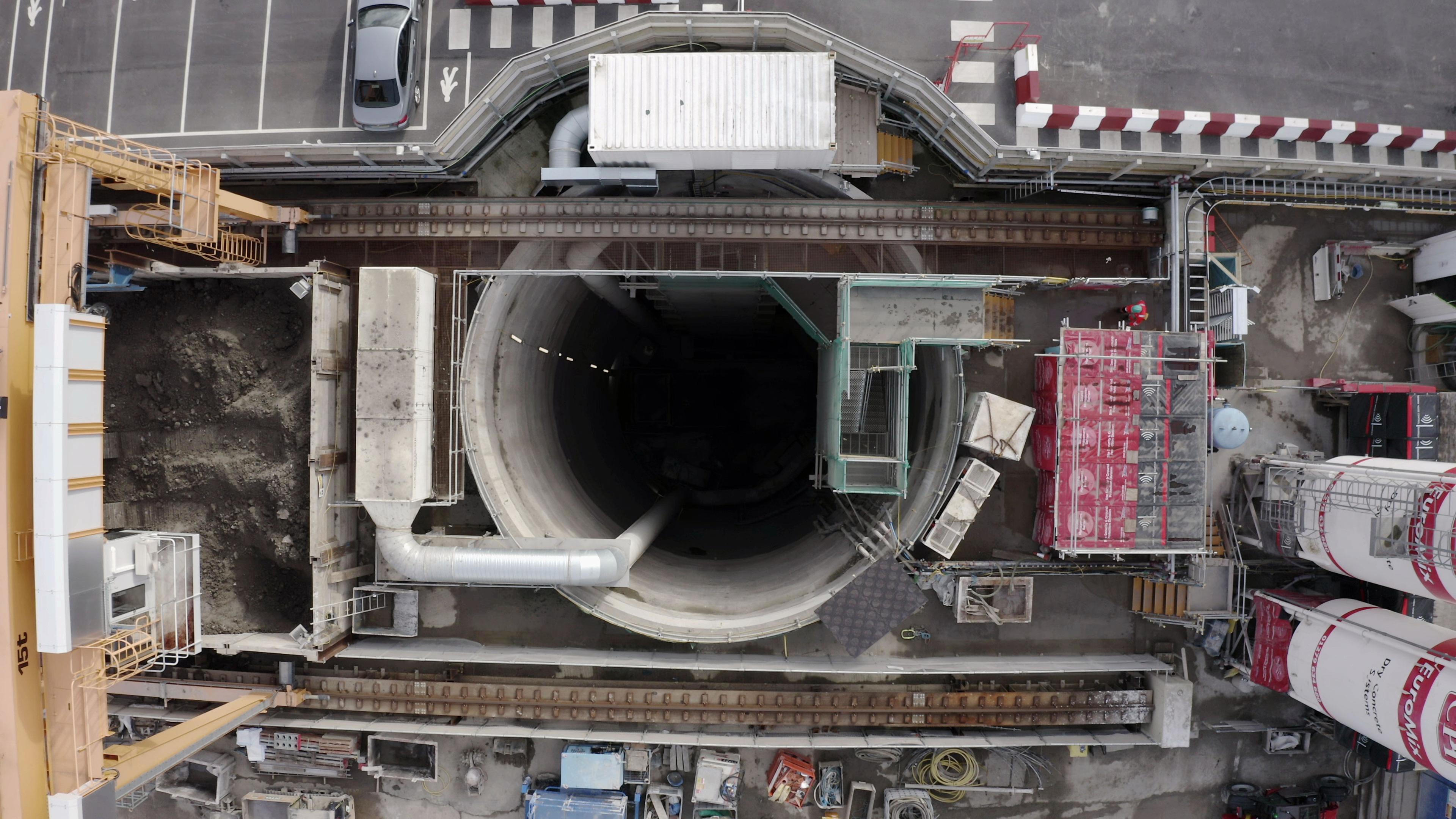 "Geheime Welten - Reise in die Tiefe: Ein Netz aus Tunneln": Luftaufnahme eine großen Schachteinganges zum Londoner Abwassersystem.