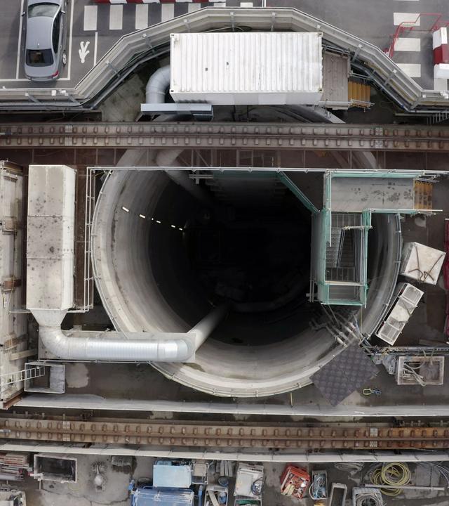"Geheime Welten - Reise in die Tiefe: Ein Netz aus Tunneln": Luftaufnahme eine großen Schachteinganges zum Londoner Abwassersystem.