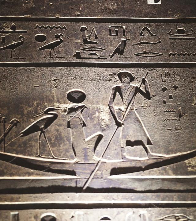 Reliefdarstellung einer Barke mit Fährmann und Sonnengott Amun-Re.