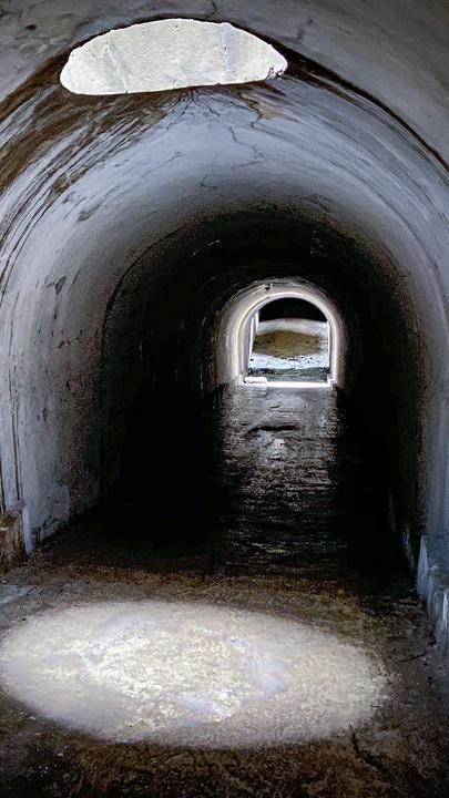 "Geheimes Russland - Wladiwostok": Ein Lichtschacht beleuchtet einen alten, verlassenen unterirdischen Tunnel.