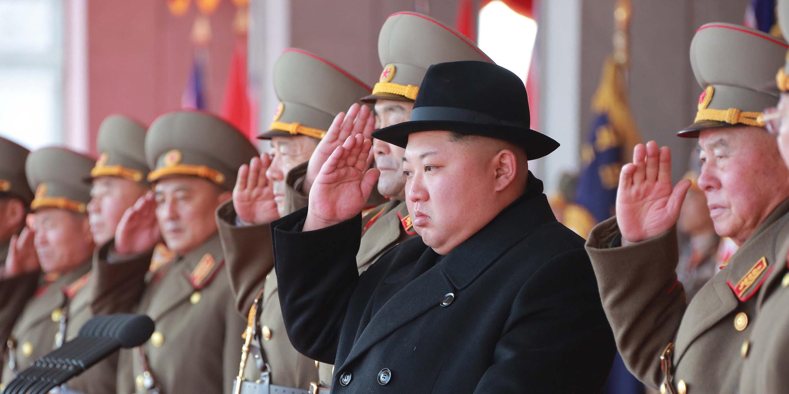 Der nordkoreanische Führer Kim Jong Un nimmt an einer großen Militärparade teil.