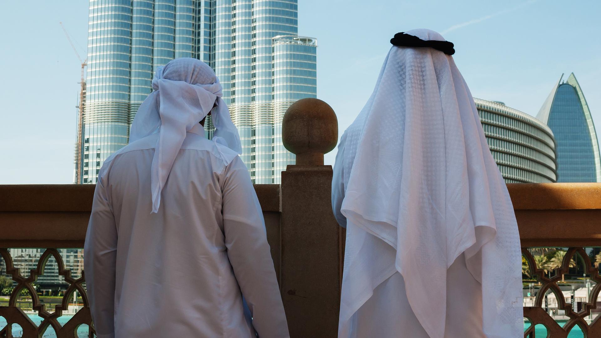Zwei arabische Mäbber vor dem Burj Khalifa