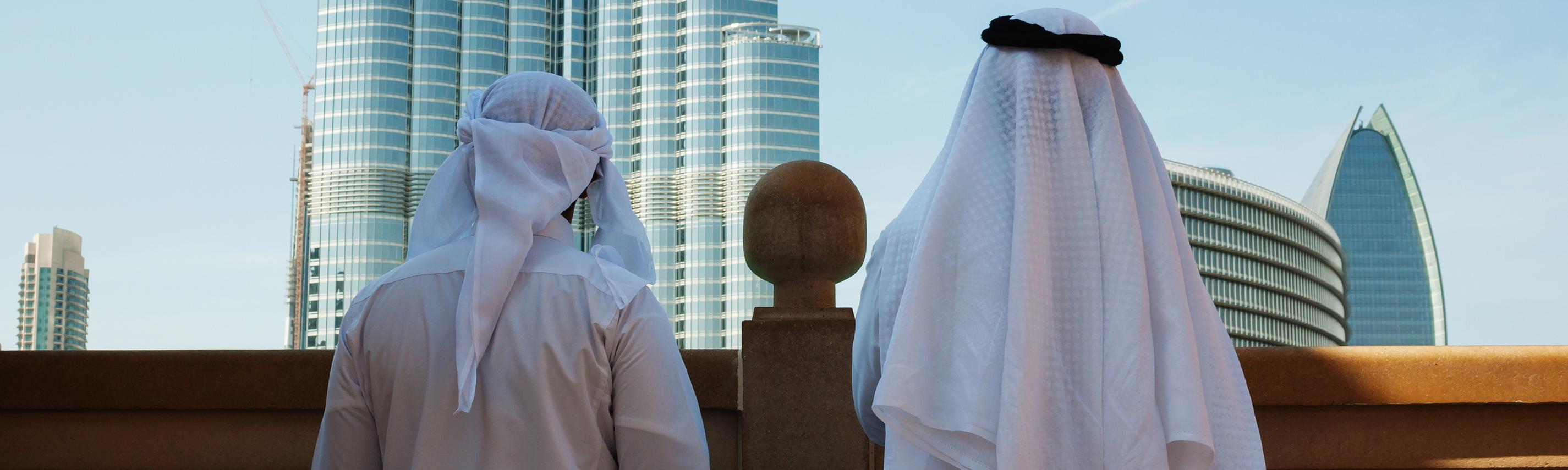 Zwei arabische Mäbber vor dem Burj Khalifa