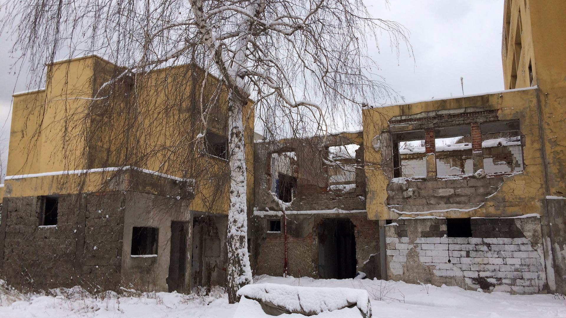 "Geheimes Saudi-Arabien - Auf den Spuren des Terrors": Das ehemalige Hauptquartier der Mudschahedin in Zenica. Es liegt Schnee.