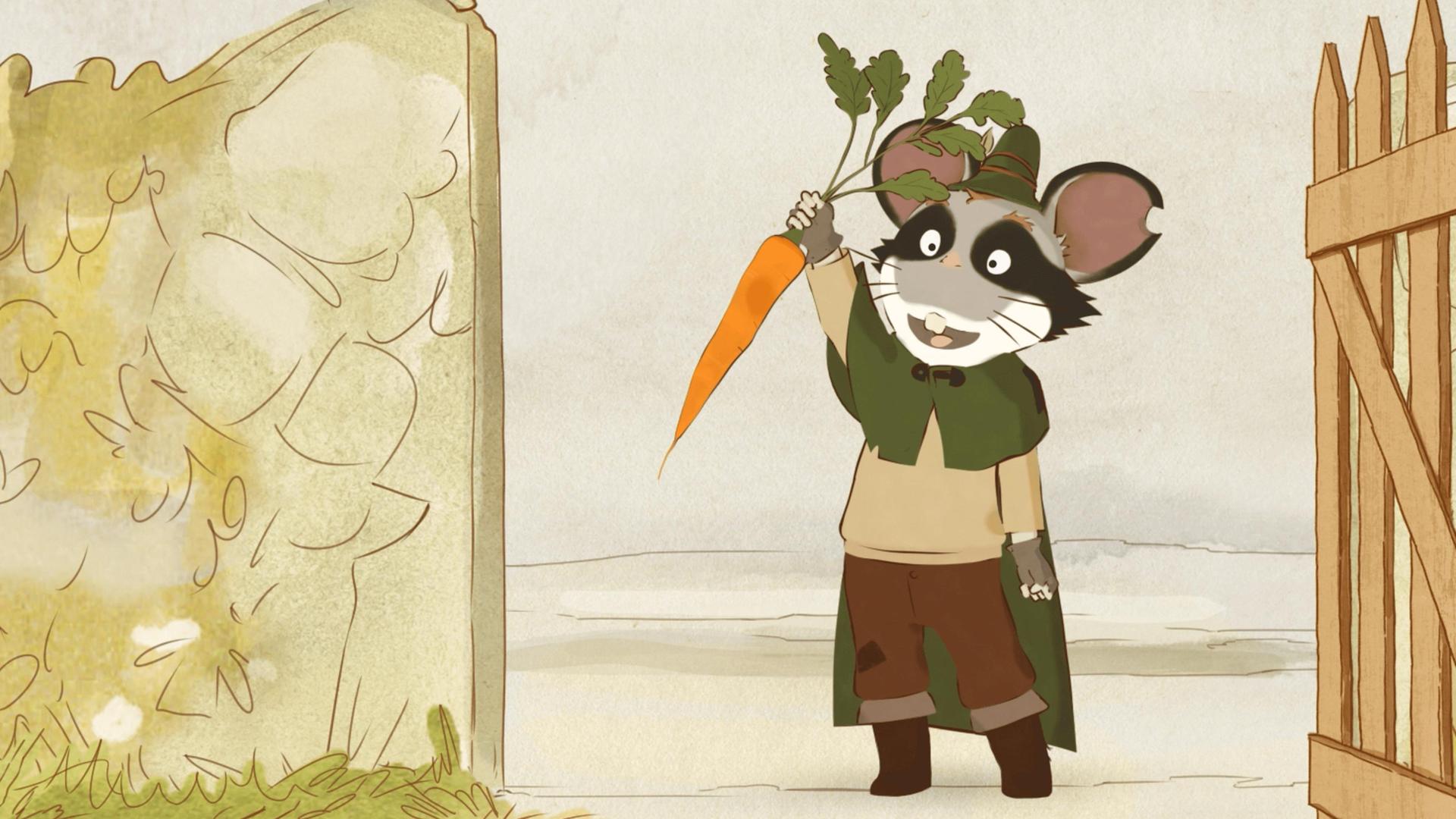 Die Grüne Maus steht mit einer Karotte in der Hand im Gartentor. Sie wirkt ganz fröhlich und hält die Karotte hoch in die Luft.