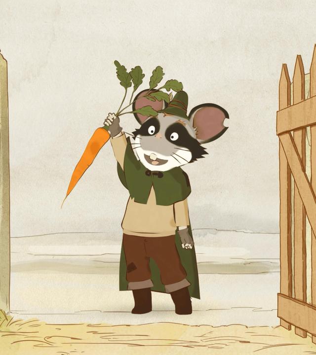 Die Grüne Maus steht mit einer Karotte in der Hand im Gartentor. Sie wirkt ganz fröhlich und hält die Karotte hoch in die Luft.