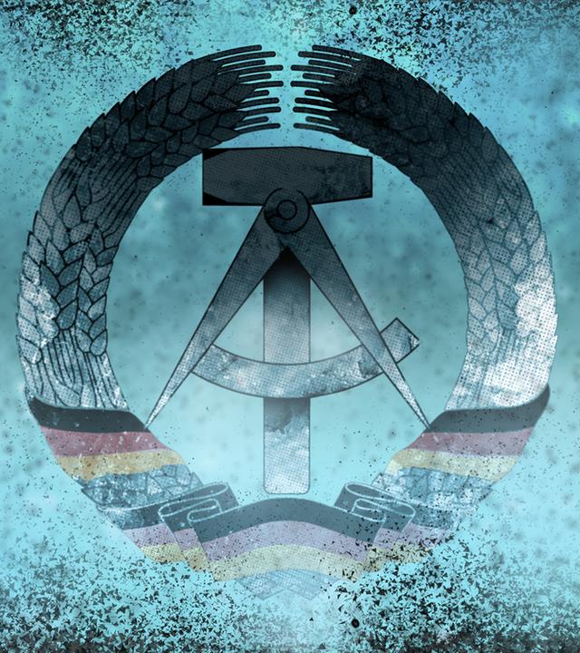 Montage: Das Staatswappen der DDR liegt vor einem graphischen hellblauen Hintergrund mit schwarzen Einsprengseln.