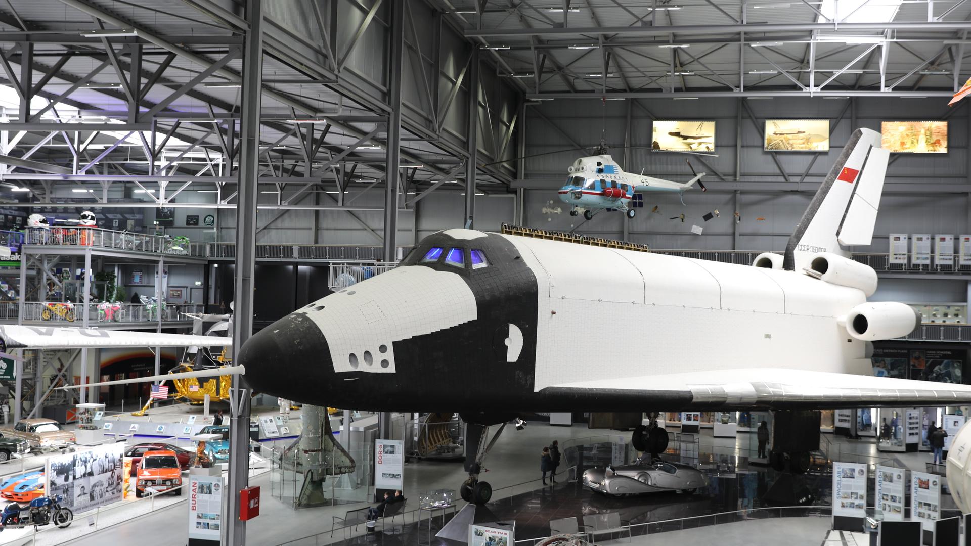 "Geheimnisse der Sowjet-Technik - Mondraketen und Monsterflieger": Das sowjetische Raumschiff "Buran" steht im Hangar.