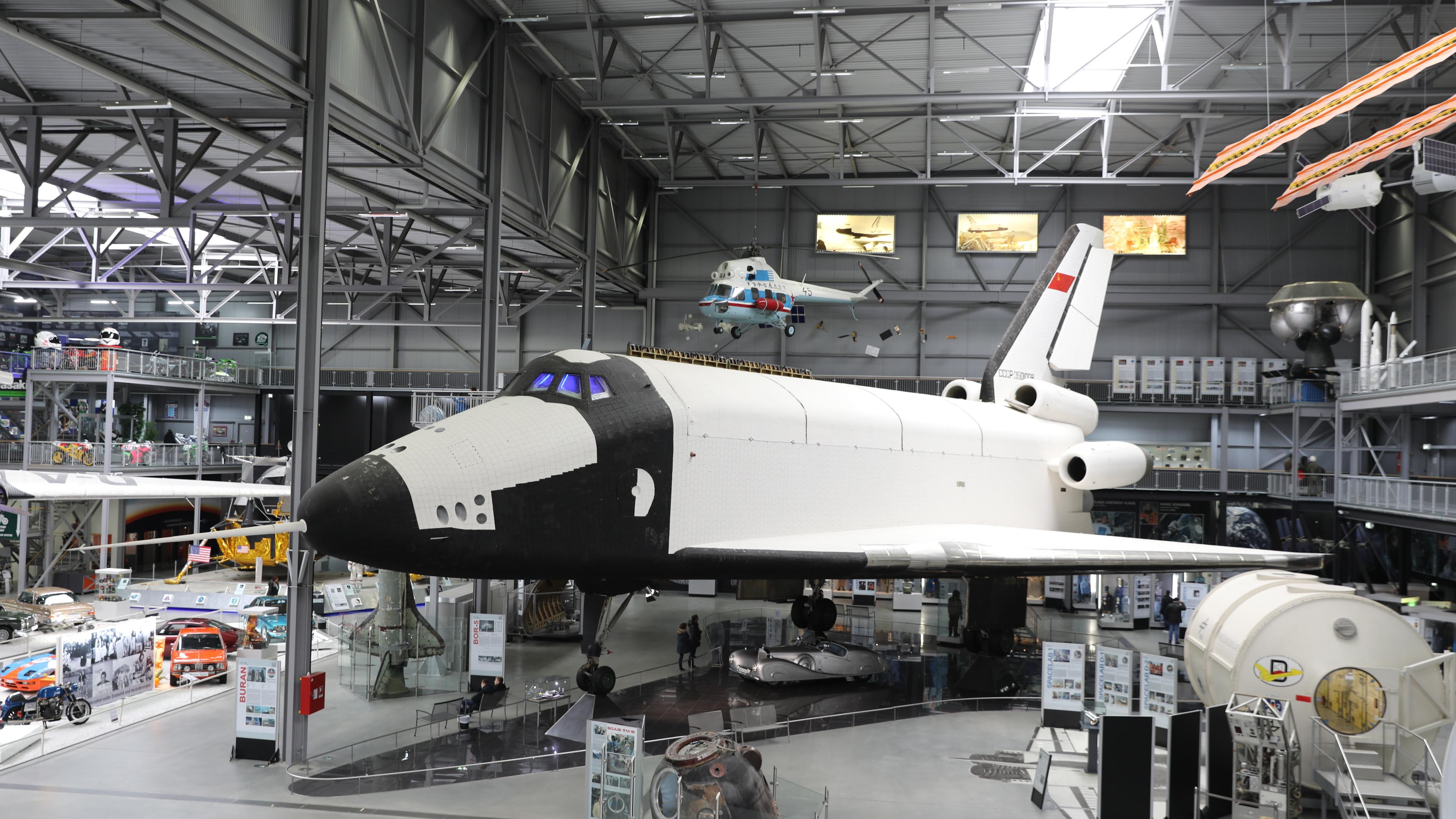 "Geheimnisse der Sowjet-Technik - Mondraketen und Monsterflieger": Das sowjetische Raumschiff "Buran" steht im Hangar.