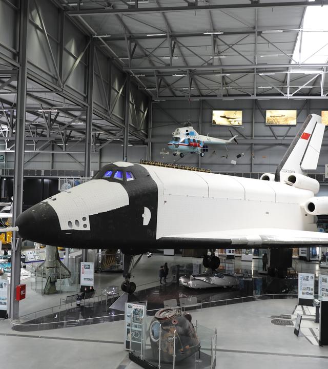 "Geheimnisse der Sowjet-Technik - Mondraketen und Monsterflieger": Das sowjetische Raumschiff "Buran" steht im Hangar.