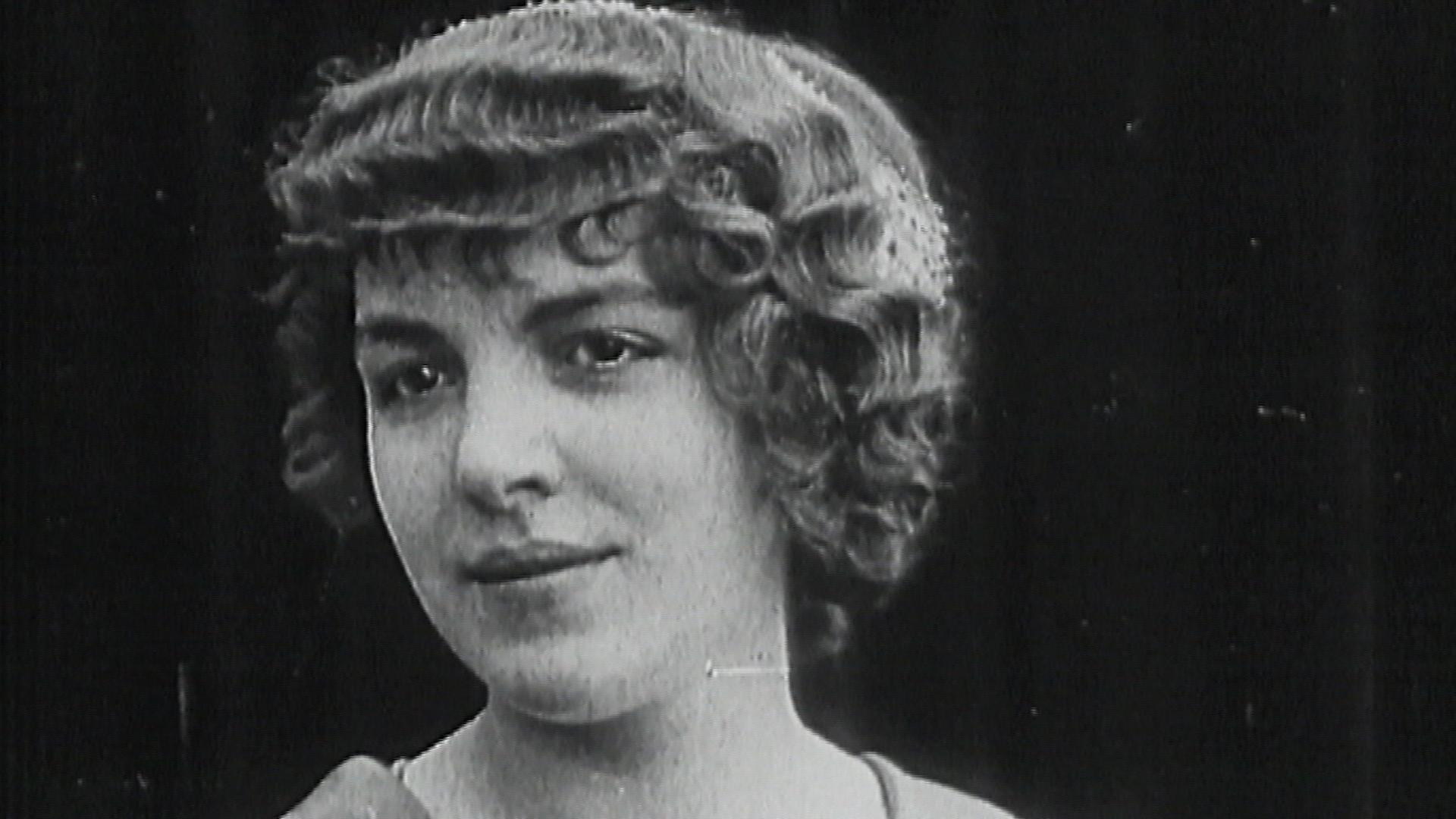 "Geheimnisse des Kaiserreichs: Glanz und Größenwahn": Schwarz-Weiß-Foto: Porträt einer jungen Frau in der Kaiserzeit.