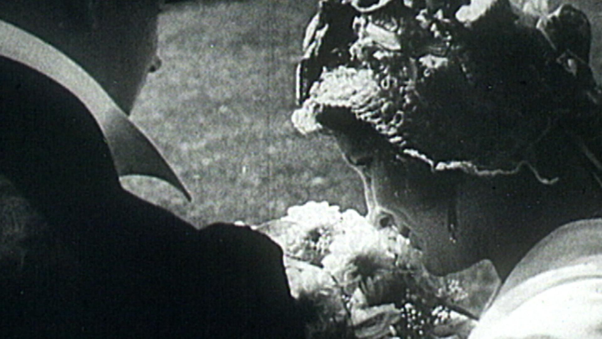 "Geheimnisse des Kaiserreichs: Hoheiten und Herrenmenschen": Schwarz-Weiß-Foto: Ein Brautpaar in Tracht. Die Braut riecht am Blumenstrauß.