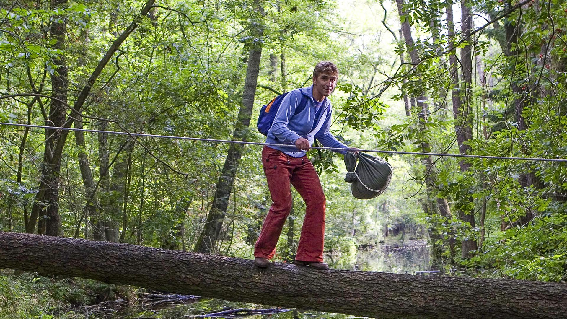 Fritz auf einem Drahtseil im Wald