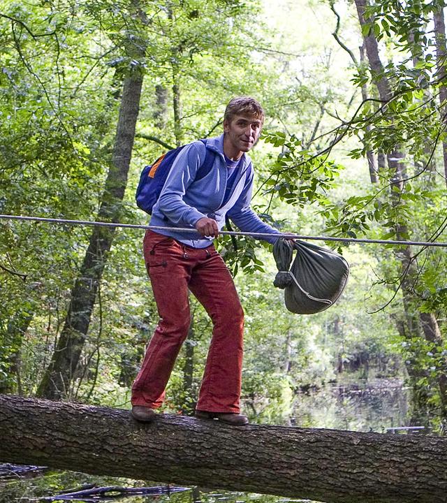 Fritz auf einem Drahtseil im Wald
