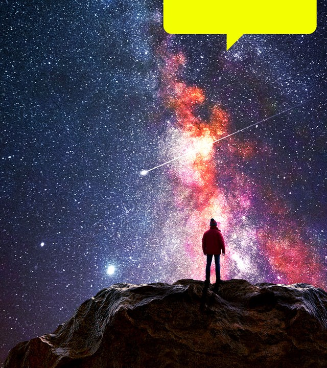 Ein Mann steht auf einem Berggipfel und beobachtet das Universum