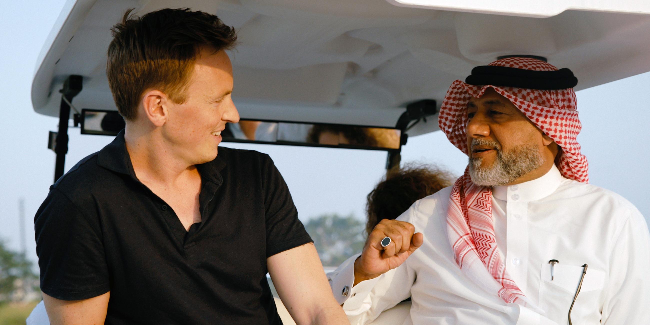 09.11.22, Katar: Journalist und Sportmoderator Jochen Breyer spricht auf der Reportagereise in Katar mit Khalid Salman