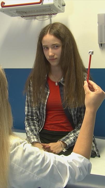 Auf dem Bild sieht man ein Mädchen, dass gerade bei einer Arztkontrolle ist.