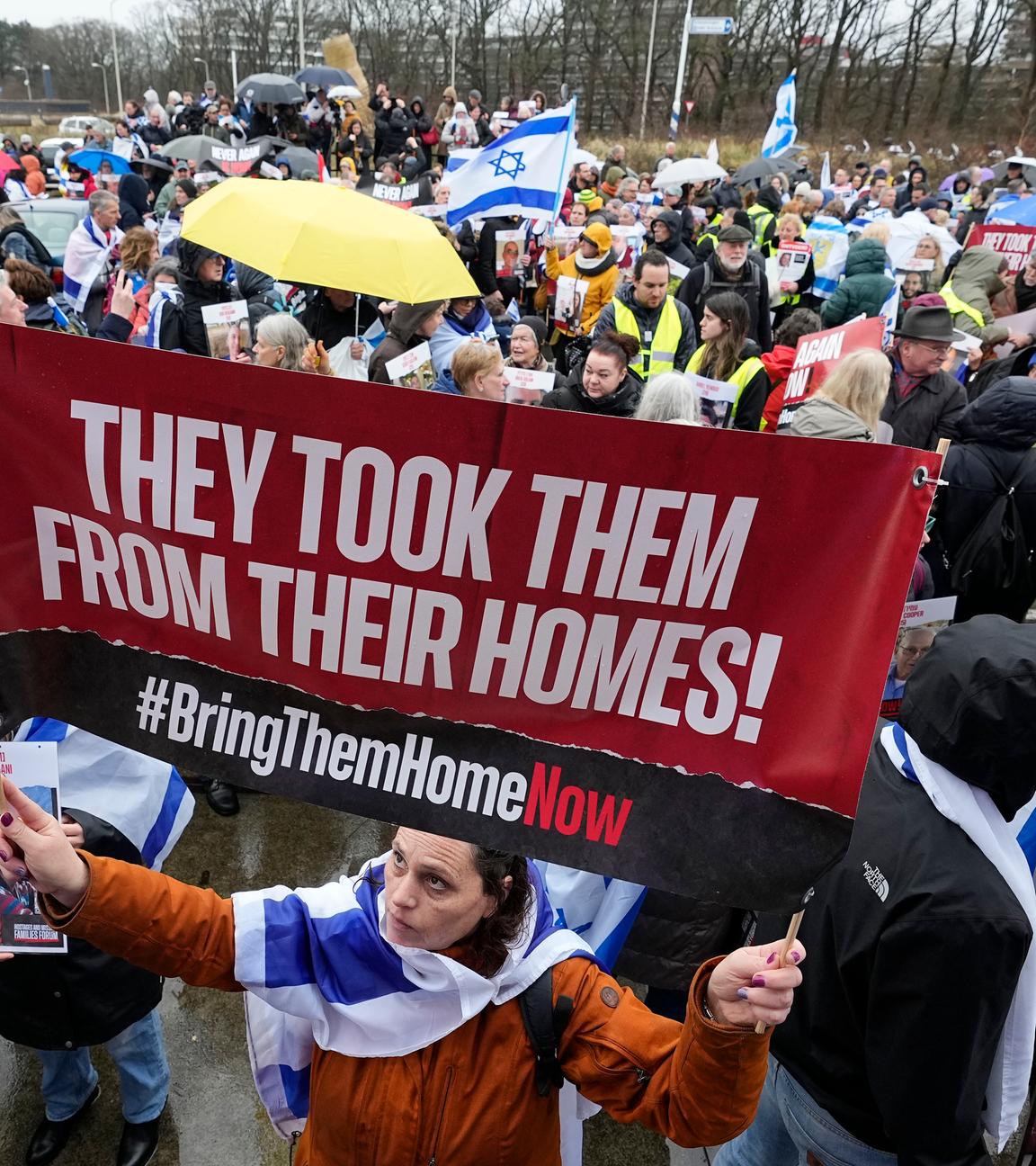 Archiv, 14.02.2024, Niederlande, Den Haag: Menschen nehmen an einer Demonstration mit Angehörigen von Geiseln der Hamas in der Nähe des Internationalen Strafgerichtshofs teil