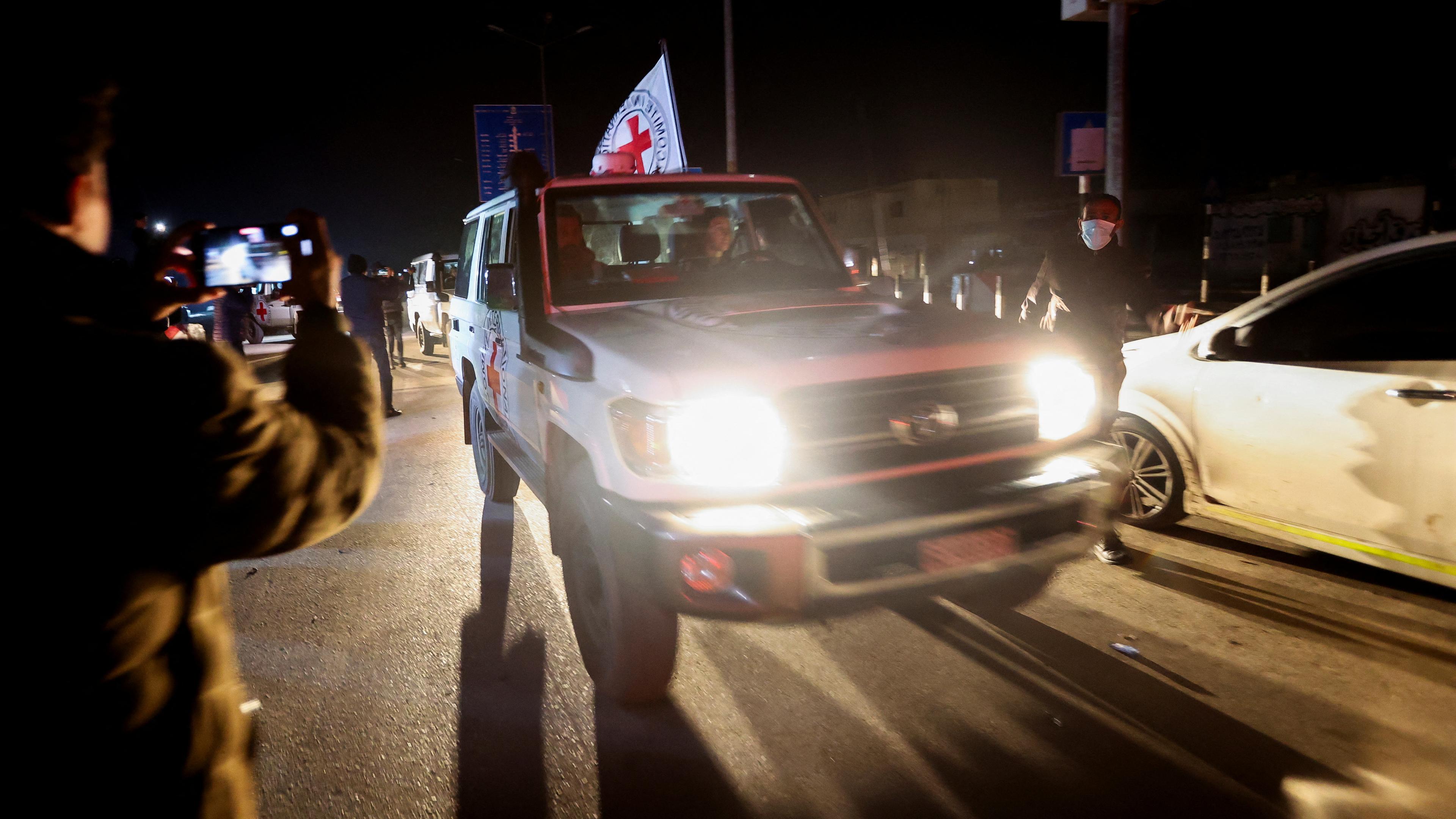 Fahrzeug des Roten Kreuzes mit freigelassenen Geiseln 