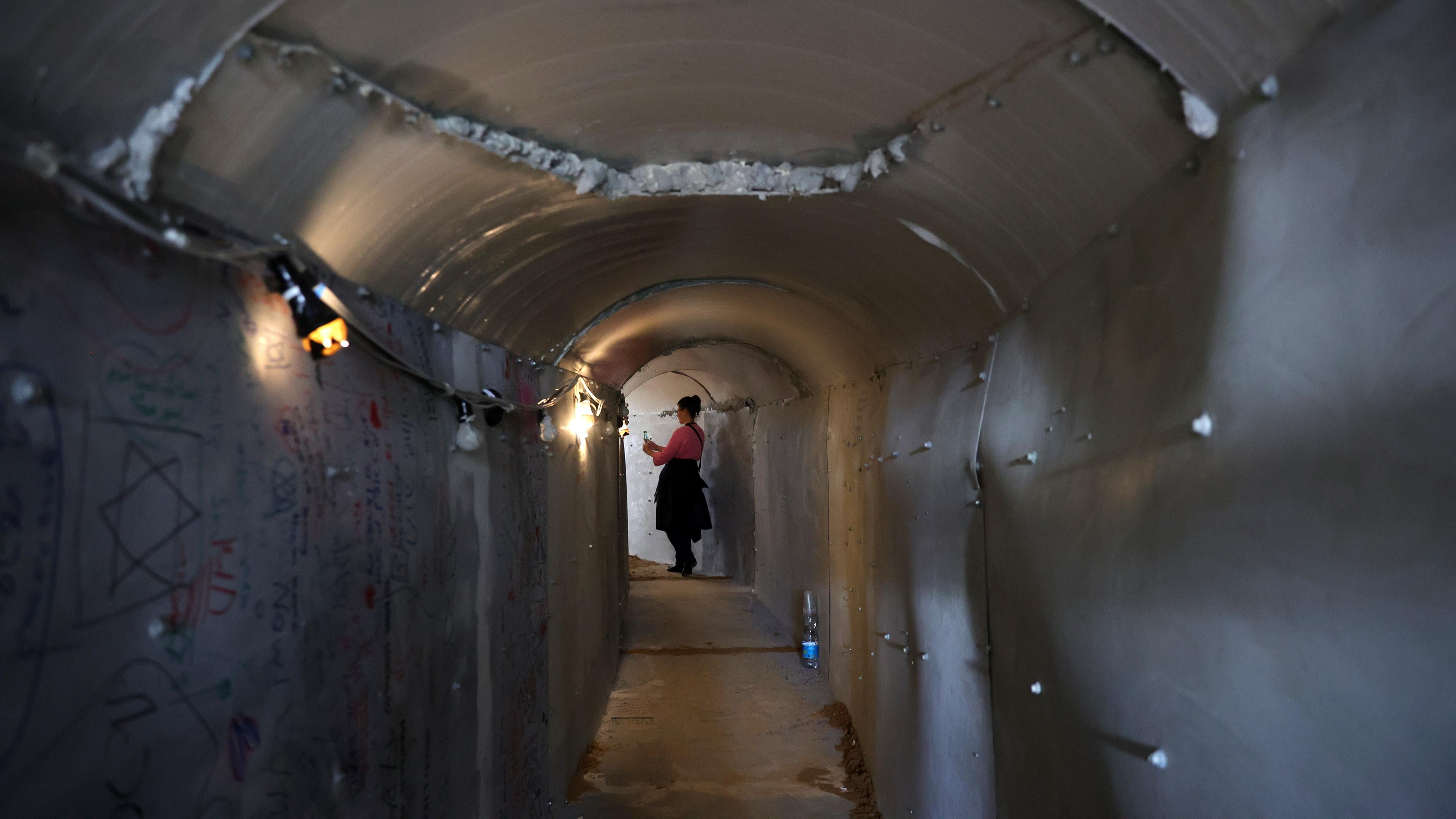 Eine Frau steht in einer Tunnelnachbildung.