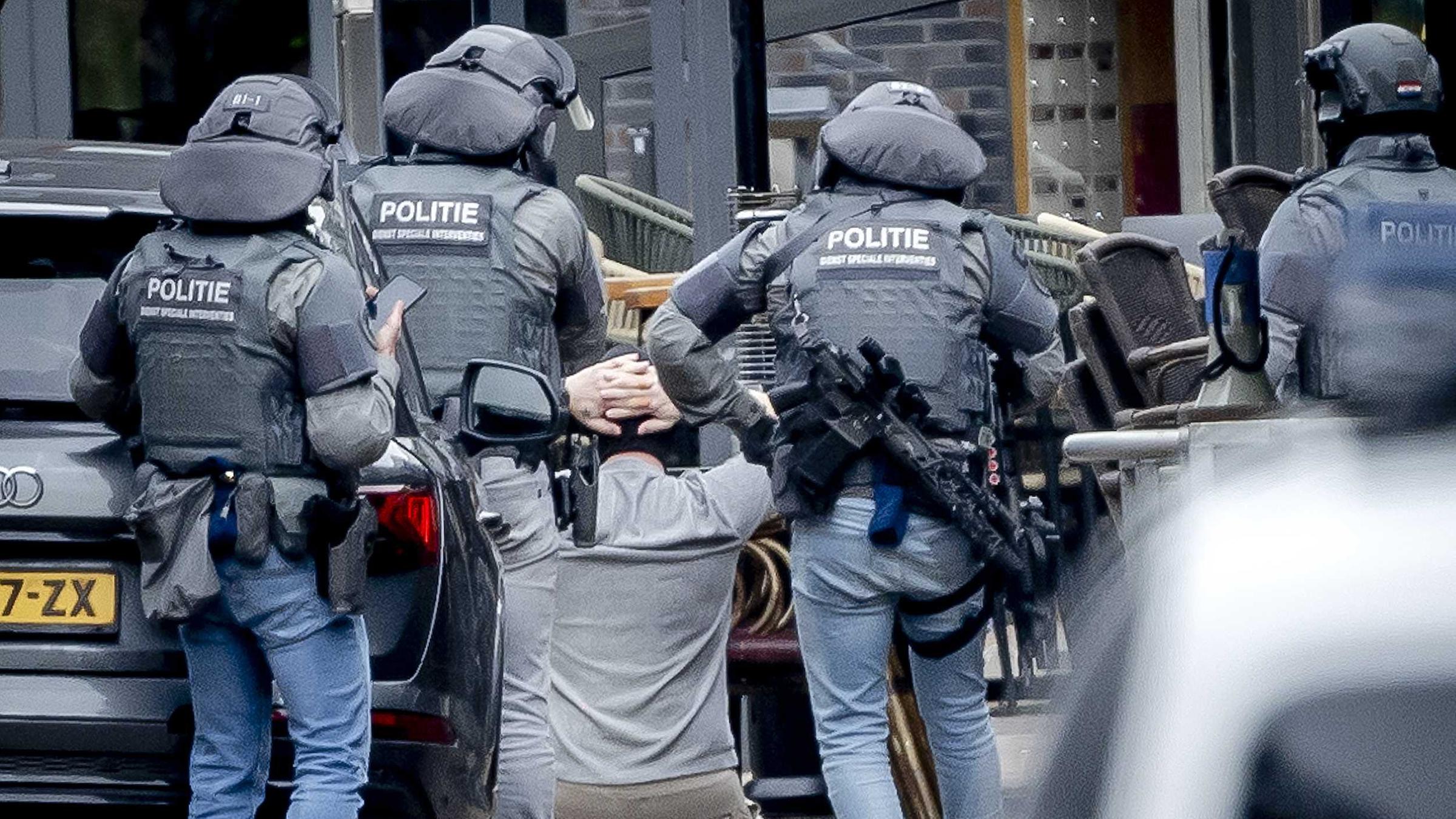 Spezialkräfte der niederländischen Polizei nehmen den Geiselnehmer in der Stadt Ede fest. 