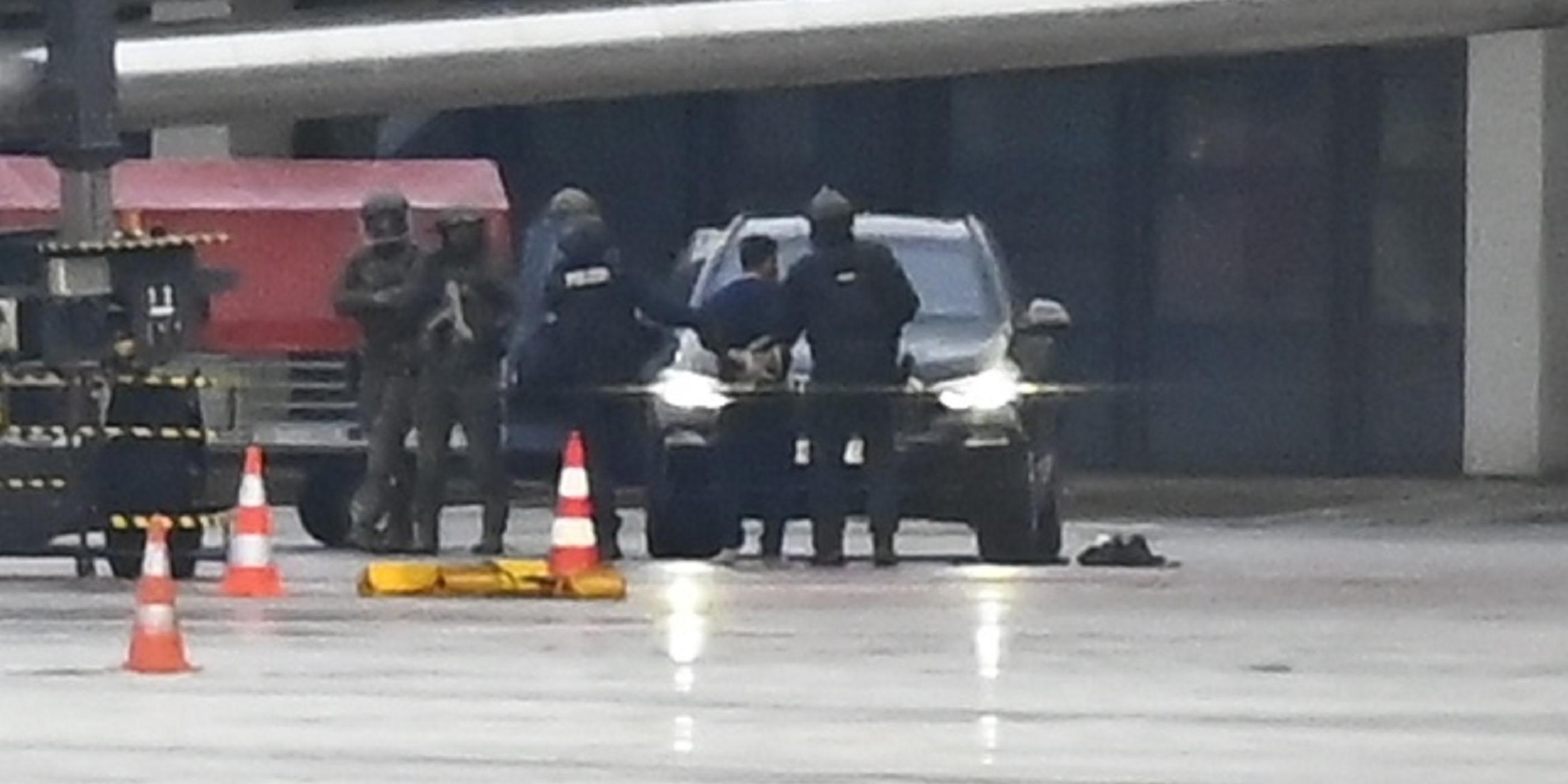 Hamburg: Ein Mann wird auf dem Flughafen von der Polizei weggeführt. 
