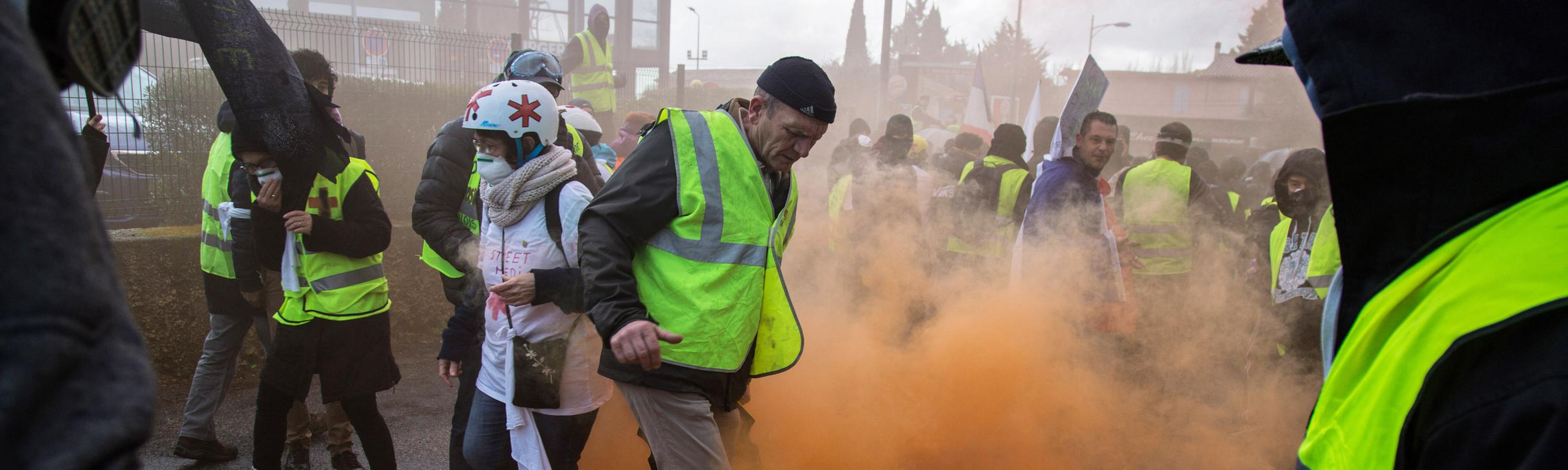 Gelbe Wut: Demonstranten der sogenannten 'Gelbwesten' in dichtem Rauch von Rauchgranaten
