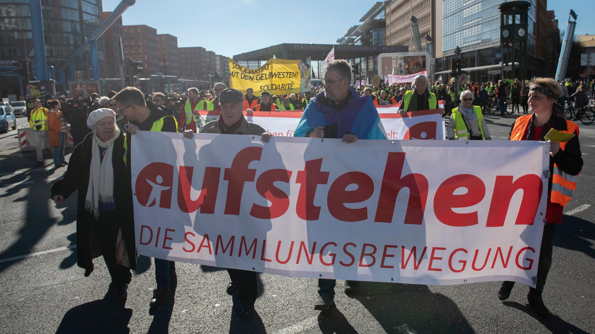 Proteste beim bundesweiten Aktionstag "Aufstehen"