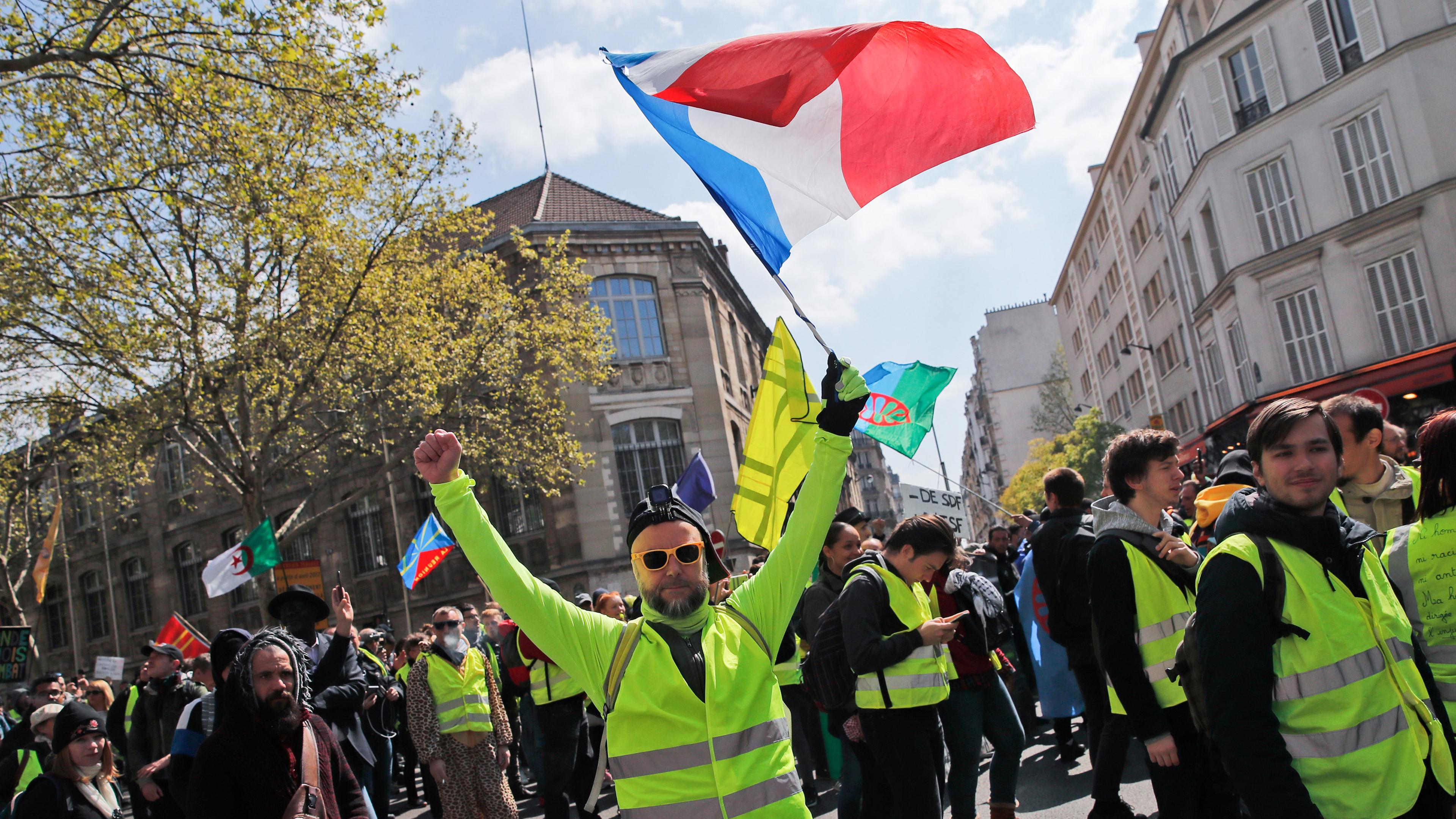 Ein Demonstrant schwenkt die franösische Flagge bei einer Demonstration der "Gelbwesten"-Proteste in Frankreich, aufgenommen am 13.04.2019 in Paris