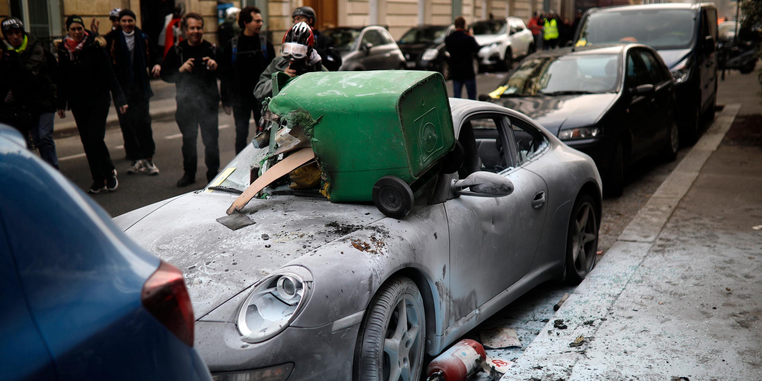 Stark beschädigtes Auto nach den Ausschreitungen zwischen Gelbwesten und Polizei in Paris.